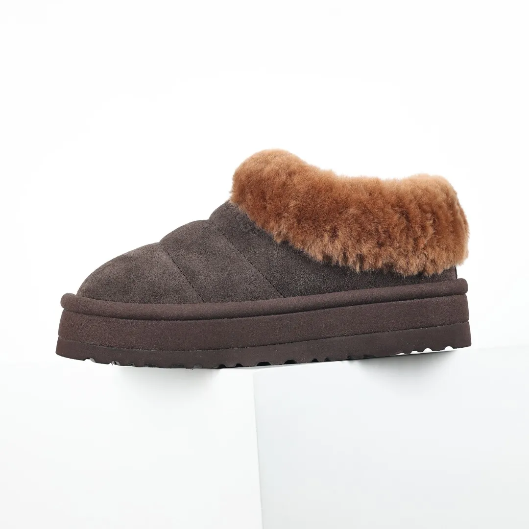 Pick up locally💰660 Core recommendation Good price Cashmere insoles are a very suitable choice for keeping warm in winter and at home. In the new year, uug launched a series of styles, which are partially geared towards the preferences of young consumers and have also moved to the forefront of fashion trends. Shoe body material Water-repellent coated suede upper 17mm UGGPURE™ implanted wool insole Lightweight non-slip comfortable rubber outsole With brand LOGO Trademark Comes with a full set of packaging Size: 35 36 37 38 39 40